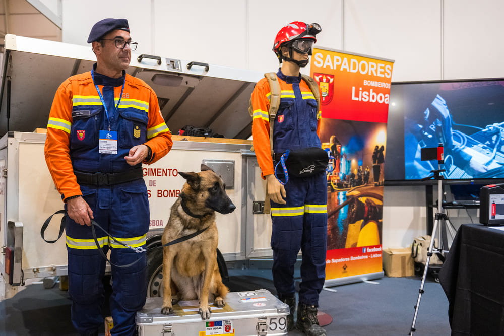 A equipa cinotécnica de cães de resgate do Regimento de Sapadores Bombeiros de Lisboa está presente no pavilhão 2 da FIL