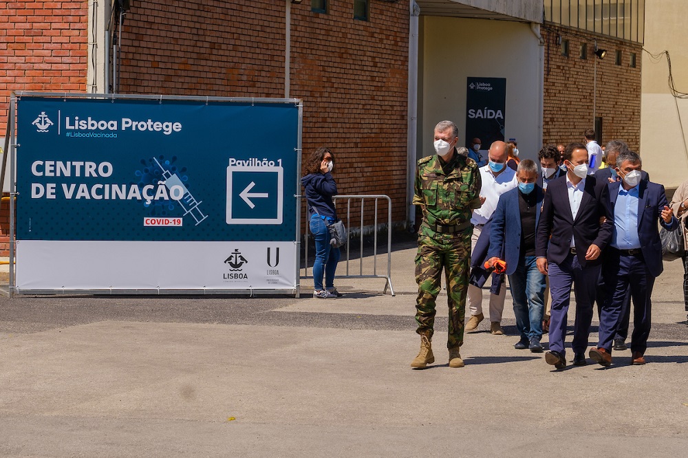 Visita ao centro de vacinação no Estádio Universitário - Gouveia e Melo, coordenador do plano de vacinação, e Fernando Medina, presidente da Câmara de Lisboa