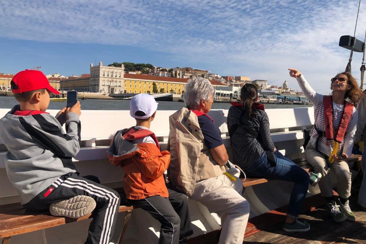 Os alunos participaram em quatro passeios no rio Tejo a bordo da embarcação tradicional Falua Esperança