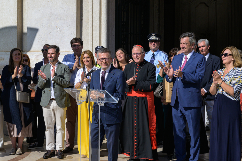 Os símbolos viajaram pelas ruas de Lisboa, num percurso que terminou nos Paços do Concelho onde foram recebidos pelo presidente da CML acompanhado do executivo