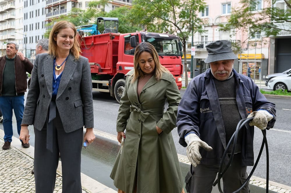 Joana Almeida, vereadora do Urbanismo, e Madalena Natividade, presidente da junta de Arroios acompanham início dos trabalhos de remoção dos cabos