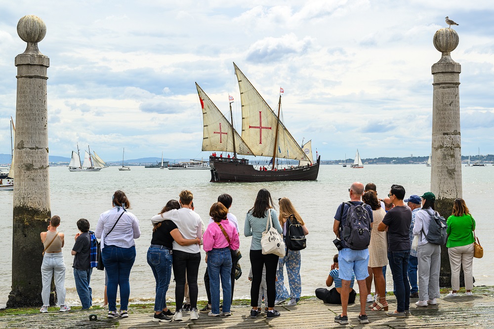 Desfile náutico e largada dos navios no Terreiro do Paço rumo à Baía de Cascais