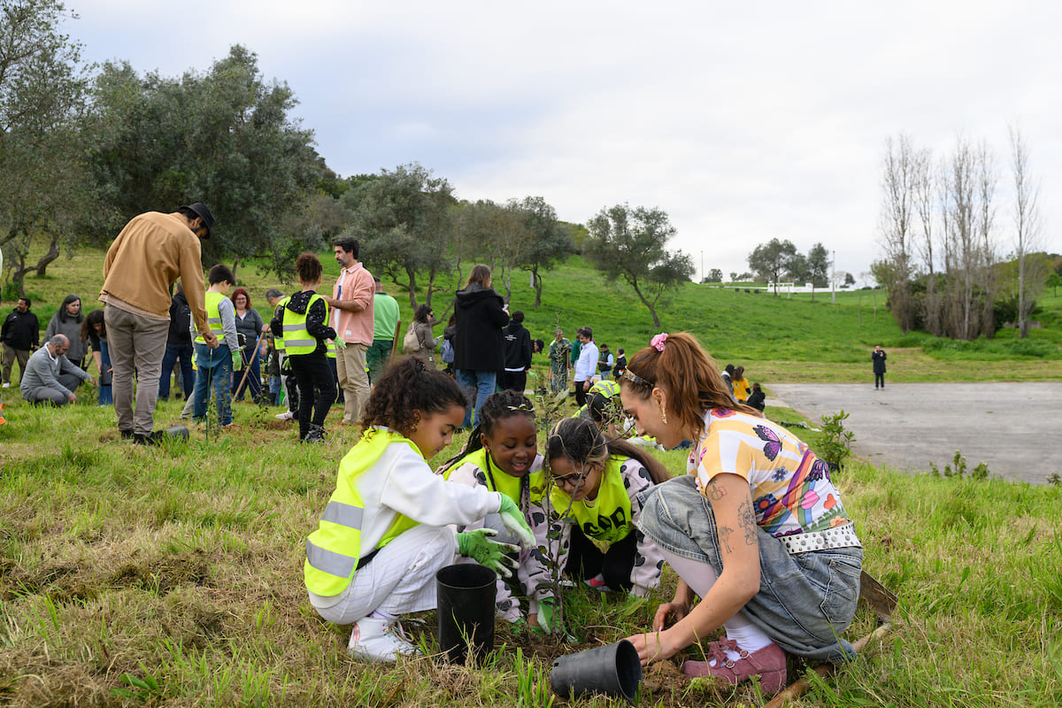 A plantação contou com a participação de crianças de uma escola local e marca o arranque da iniciativa