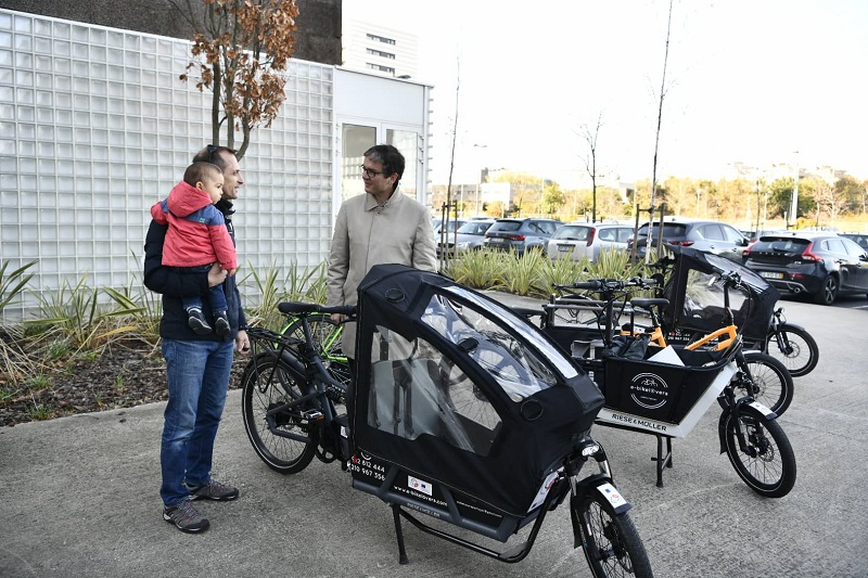 O vereador da Mobilidade, Miguel Gaspar, entregou as chaves das quatro primeiras bicicletas de carga familiares, no Colégio Pedro Arrupe, no Parque das Nações