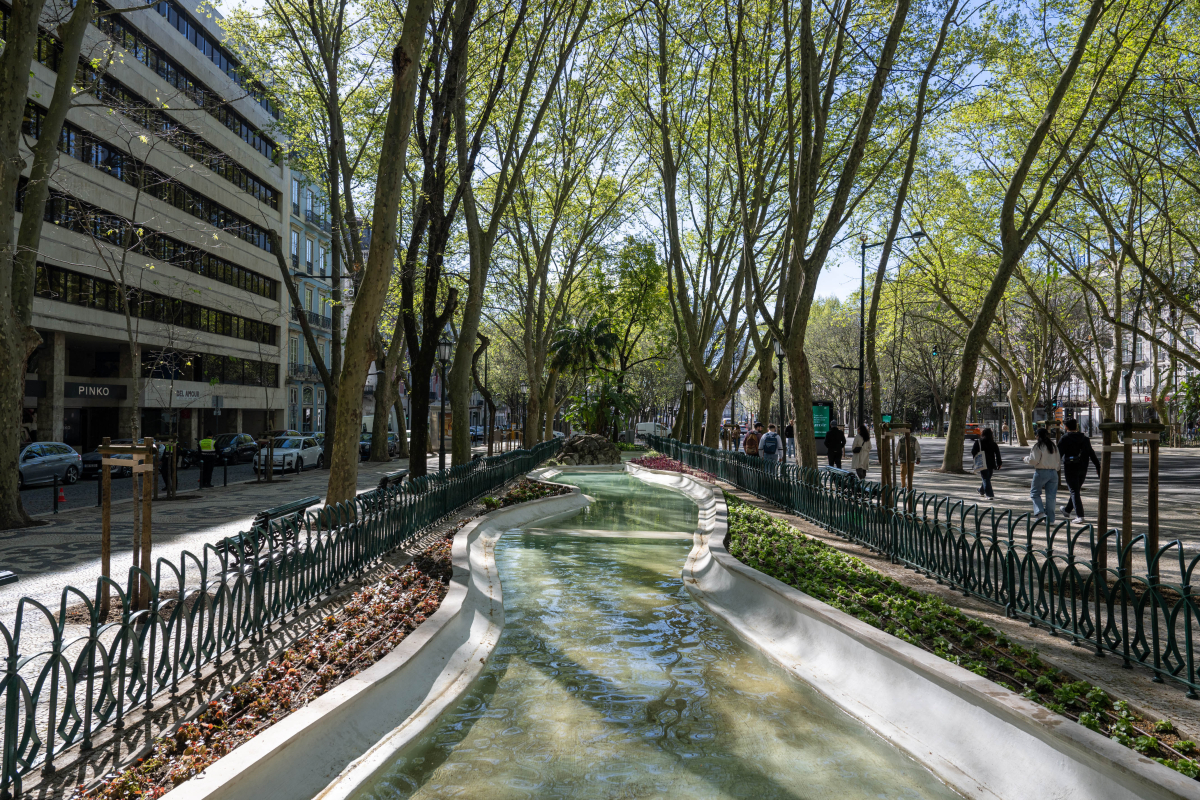 A obra incluiu o reforço estrutural das paredes do lago para eliminar fendas e infiltrações