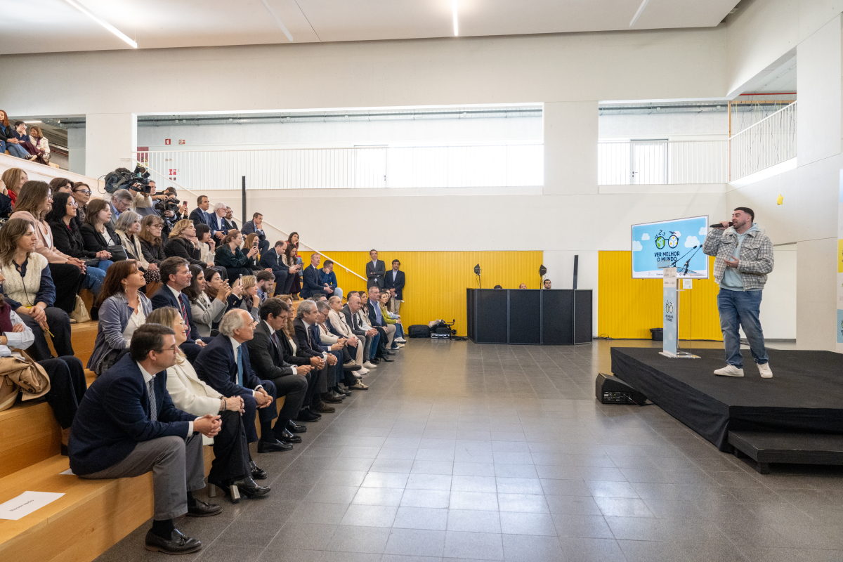 Momento musical protagonizado por um dos finalistas do "Talentos do Bairro" 