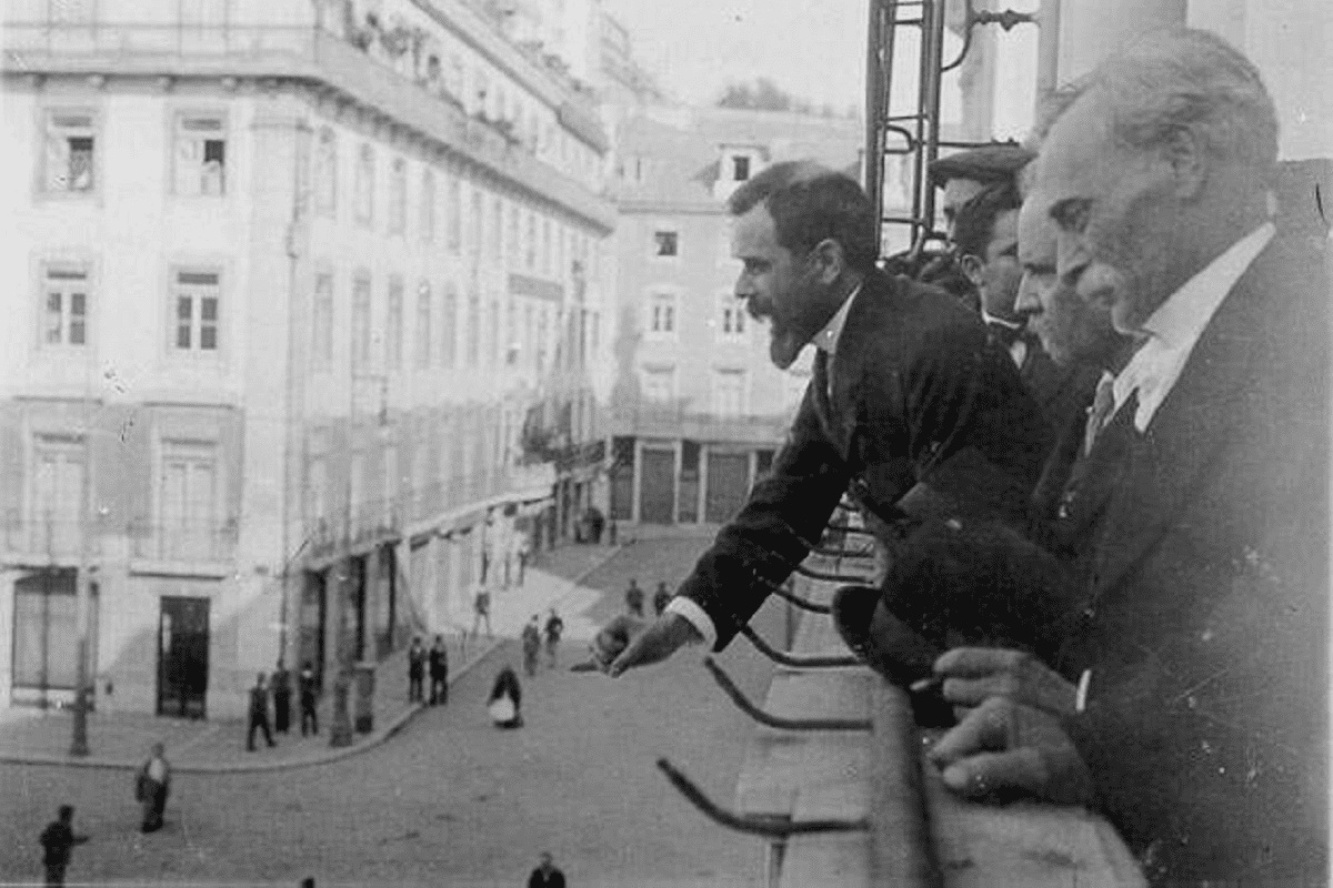 José Relvas proclama a República a 5 de Outubro de 1910 - Varanda dos Paços do Concelho de Lisboa (Fotografia de Joshua Benoliel)