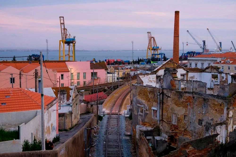 A Vila Dias foi construída há 132 anos junto à linha de comboio, para alojar os operários das fábricas de Xabregas