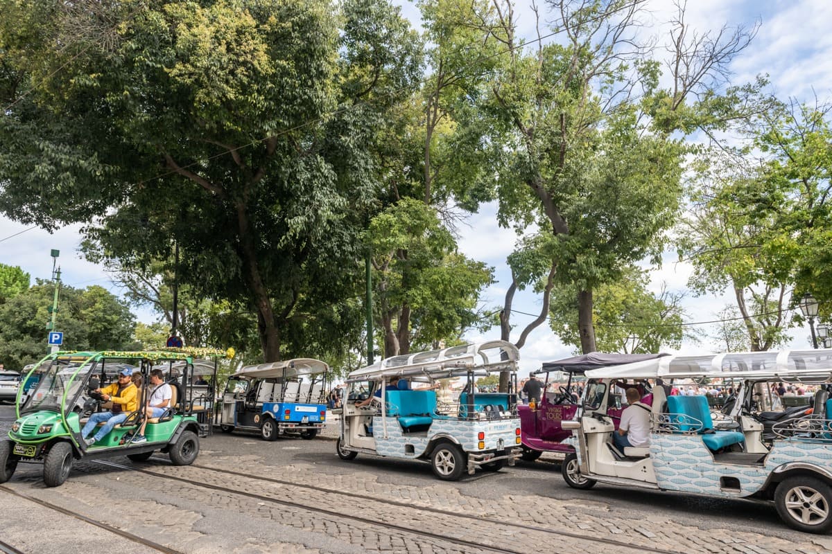 A partir de 1 de abril, a proibição de circulação, paragem e estacionamento de veículos de transporte turístico (tuk-tuk) será alargada a 337 ruas da cidade