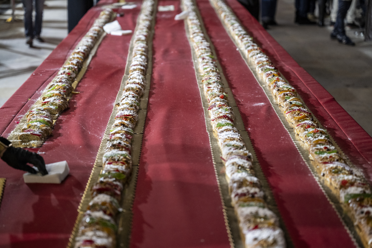 Um Bolo-Rei gigante, com cerca de 110 quilos, foi confecionado pelo chef Vitor Sobral e distribuído ao público presente na praça