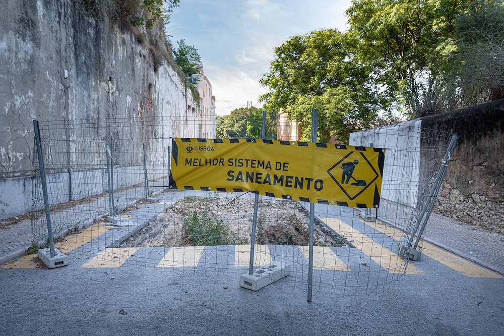 Substituição do coletor da Rua Maria Pia