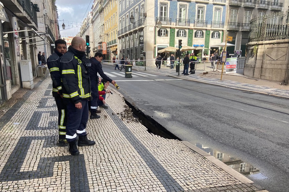 Trânsito cortado na Rua da Prata