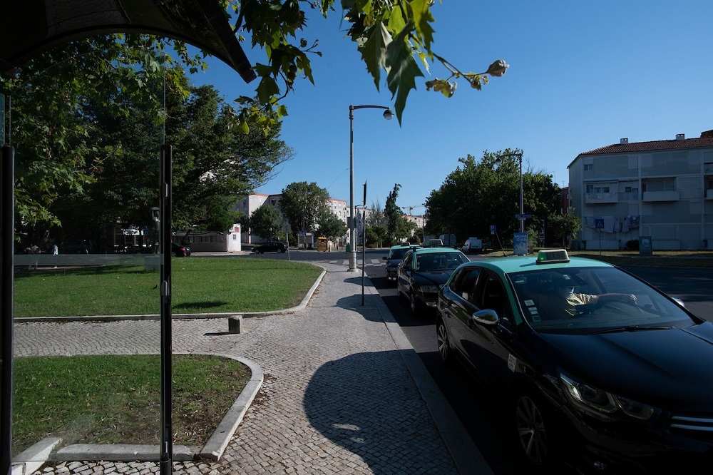 Câmara de Lisboa garante táxis gratuitos a idosos para campanha de vacinação