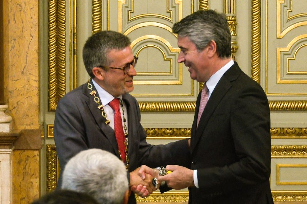 Carlos Moedas entrega as chaves das casas cedidas pela CML a José Luís Carneiro