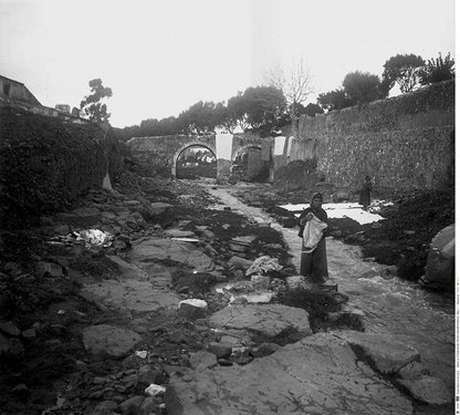Lavadeiras na Ribeira de Alcântara junto à Ponte Nova [c. 1912]