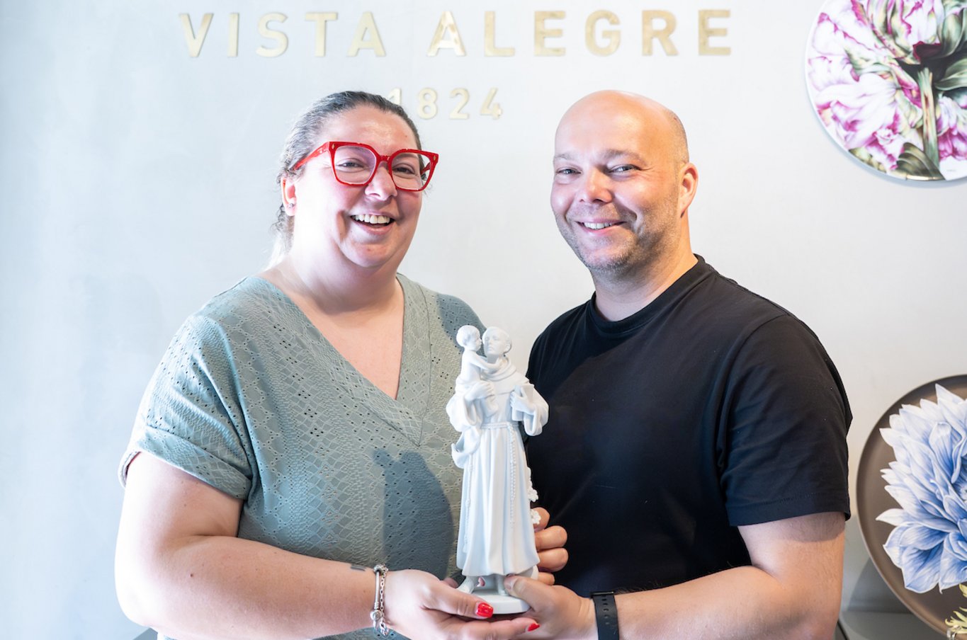 Vera e Hugo seguram na estatueta de Santo António