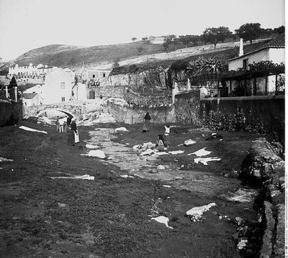 Lavadeiras na Ribeira de Alcântara junto à Ponte Nova [c. 1912]