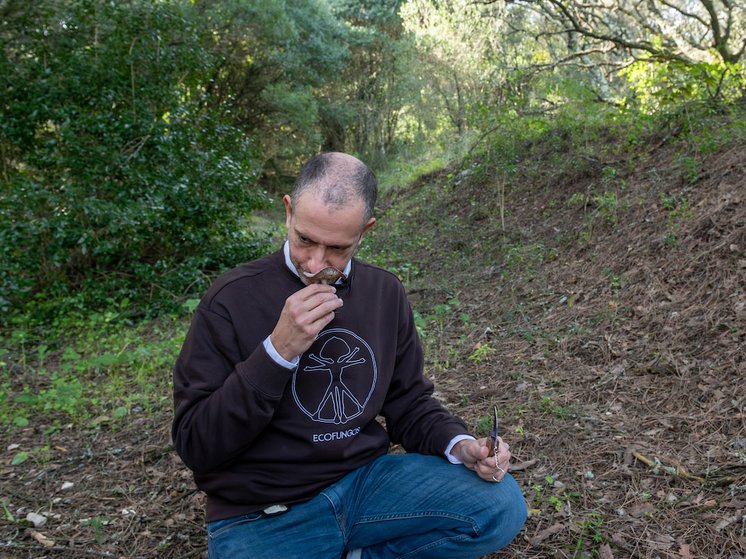 Rui Simão a cheirar o cogumelo