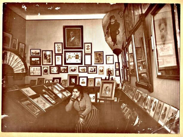 Julieta Ferrão numa das salas de exposição do Museu Bordalo Pinheiro nos anos 20 do século passado