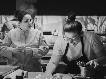 Chef Marlene à conversa com a sua cozinheira