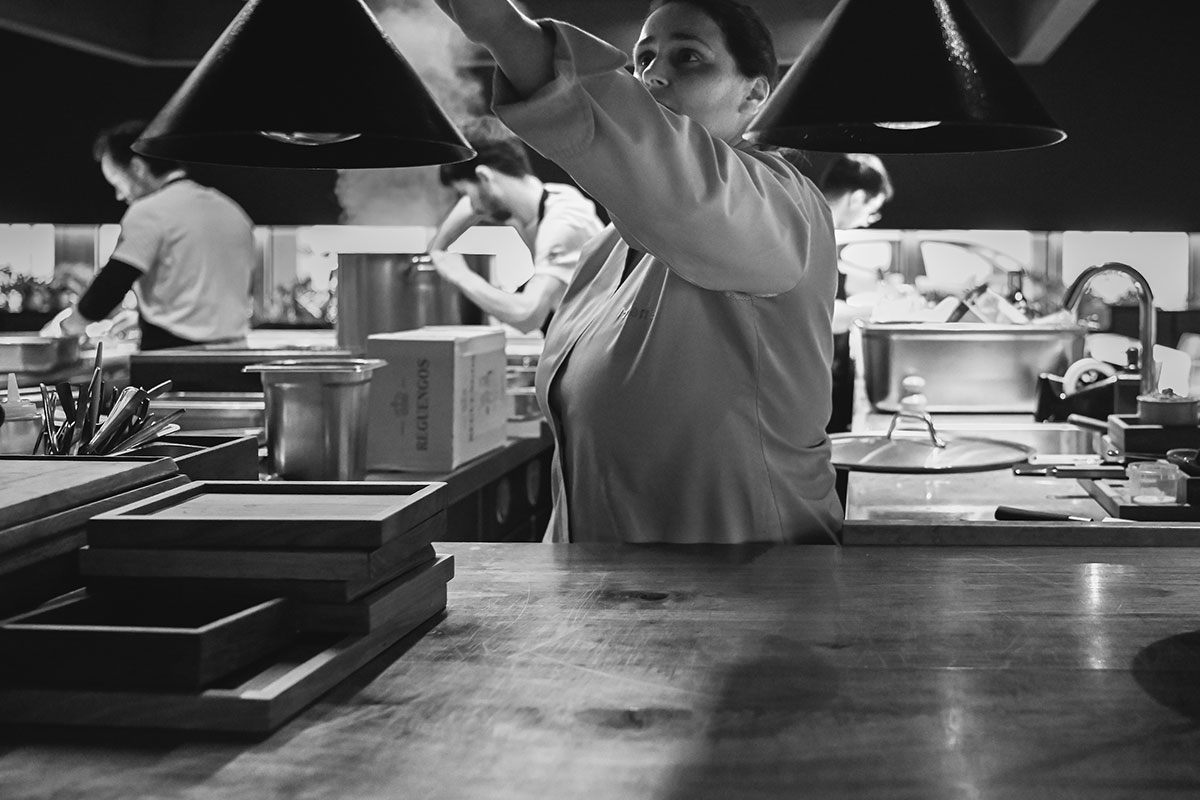 Chef Marlene na bancada Chef Marlene Vieira dentro cozinha