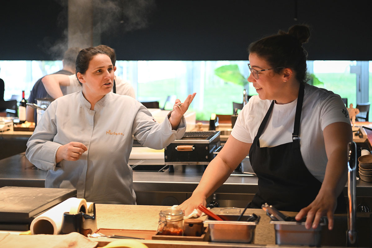 Chef Marlene à conversa com a cozinheira Chef Marlene a falar com uma cozinheira