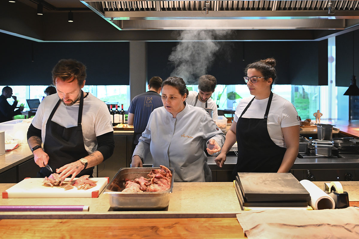 Chef Marlene e a sua equipa Chef Marlene Vieira a falar com a equipa