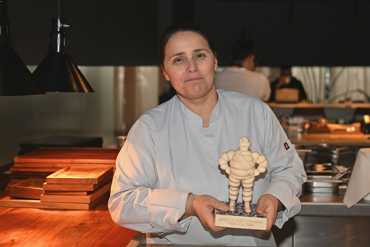 O prémio Michelin Chef Marlene a segurar o prémio Michelin